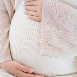 荣耀则推出了搭🚞载云台⛵摄像头的“机器人🕰手机” R🇰🇳obo🤚◽t Phone，🕟